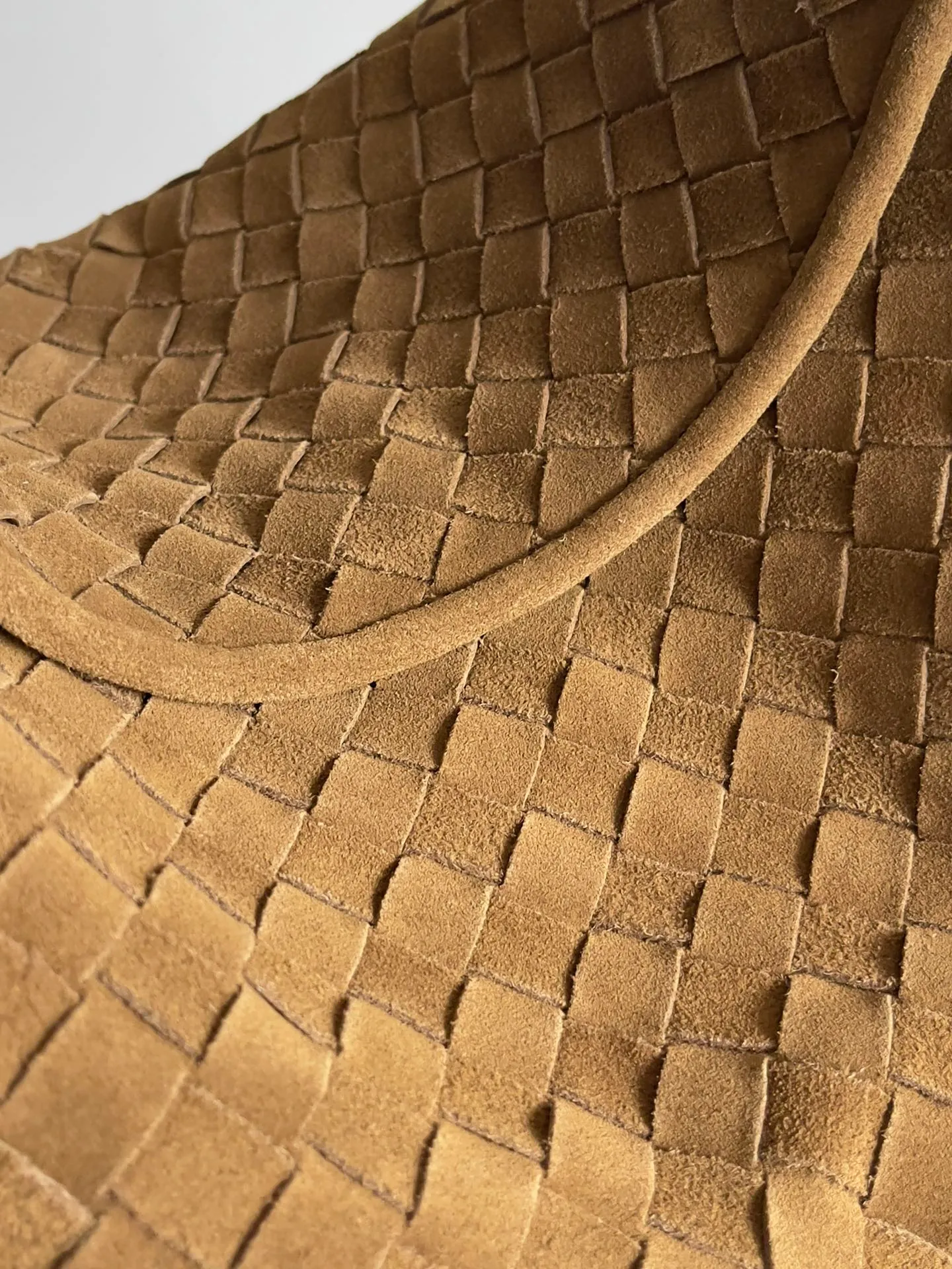 Batch 2160 Recently, I seem to be obsessed with this bag from BV~ The new Hop is really not too beautiful. The whole bag has no seams. The bag body and handles are made of one piece of leather. It embodies the style and essence of Bottega Veneta. It truly represents craftsmanship and creativity. The large size has a very loose and lazy upper body. Big bag lovers will definitely not regret buying it. Style number: 763970 Size: 53*24*13